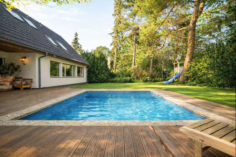 Pool mit Blick in den Garten