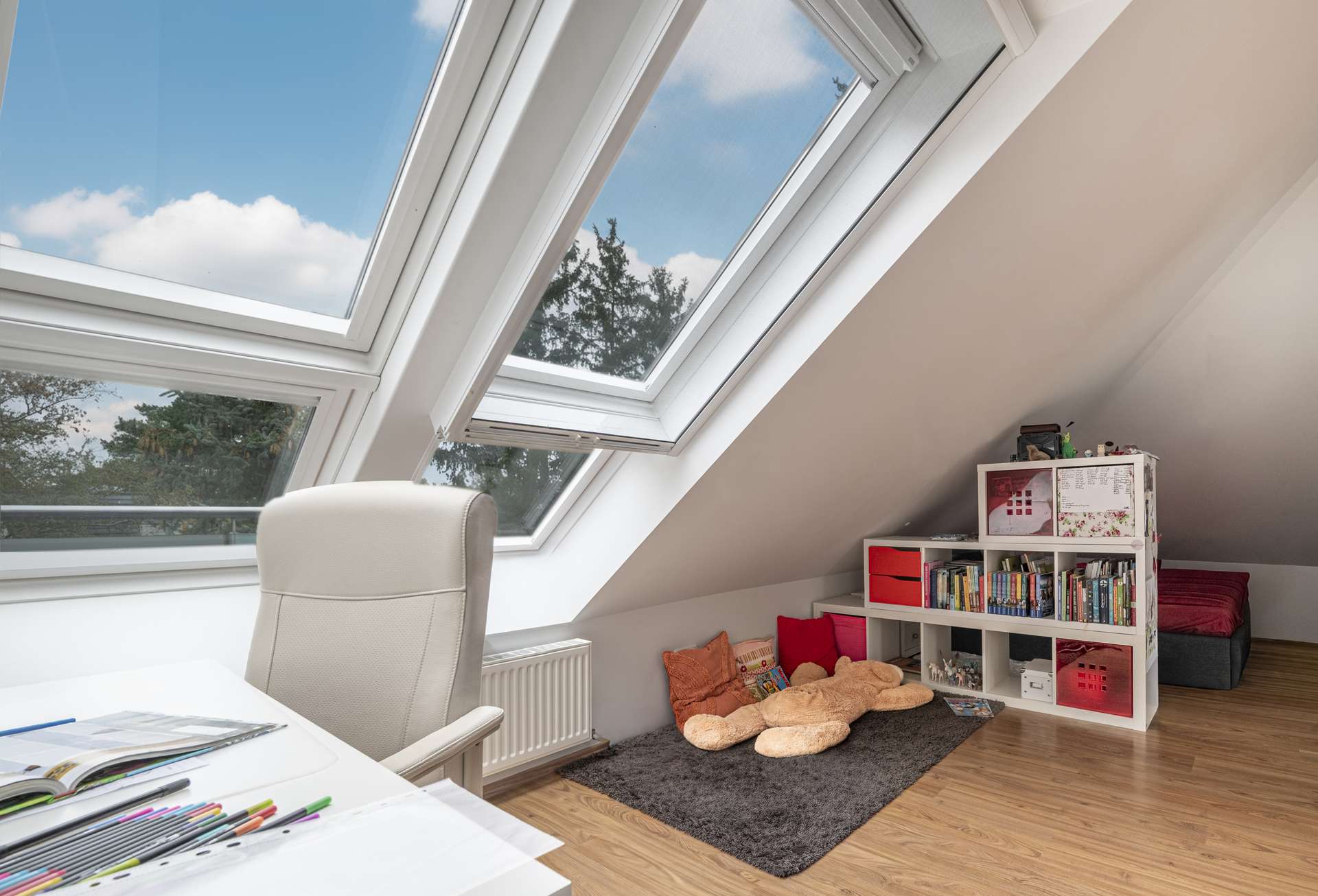 Heller Home-Office Platz unter dem Dach