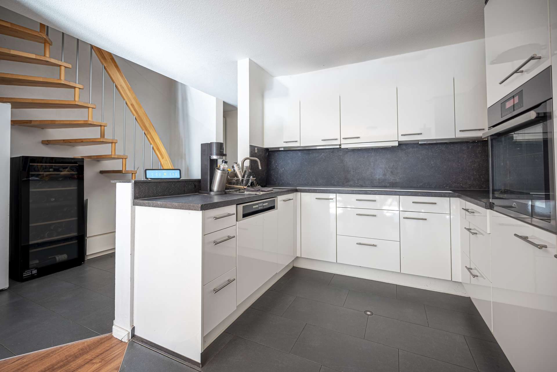 Stilvolle Einbauku00fcche mit ergonomisch eingebautem Backofen und cleverer Aufteilung