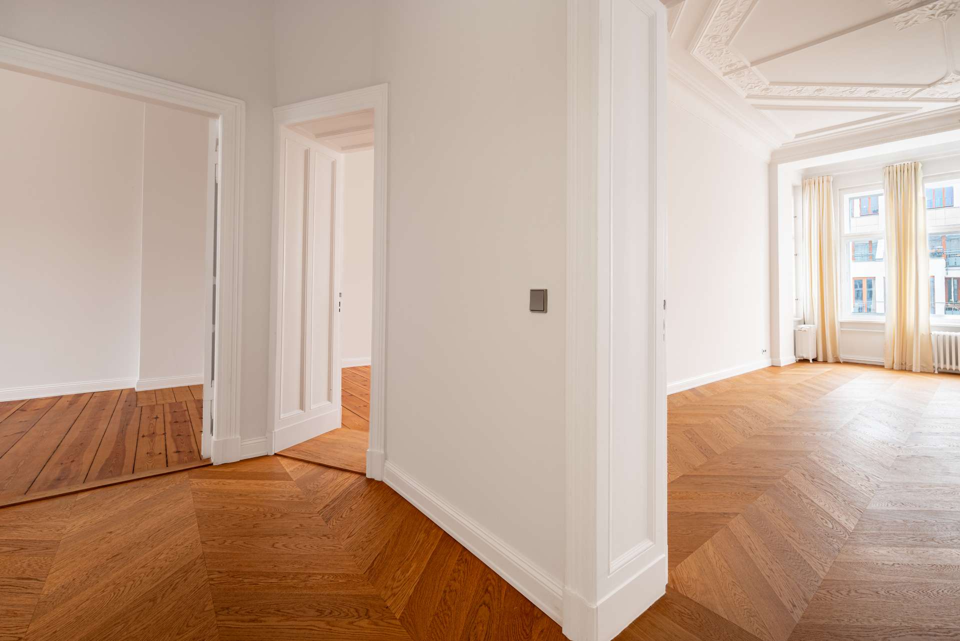 Einzigartiges Chevron-Parkett auch im Flurbereich