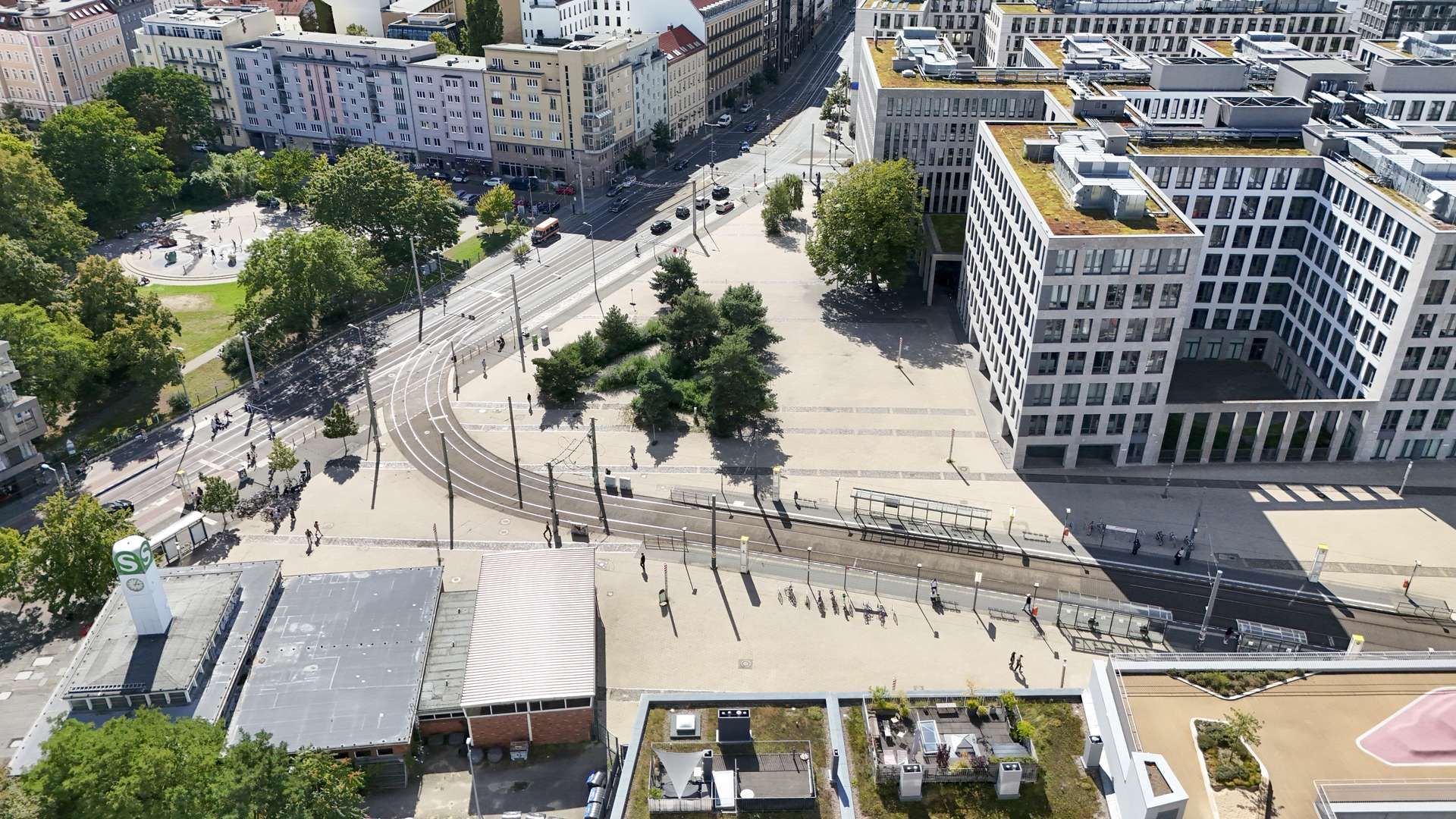 Elisbath-Schwarzhaupt-Platz mit vielfu00e4ltigen Anbindungsmu00f6glichkeiten des u00d6PNV