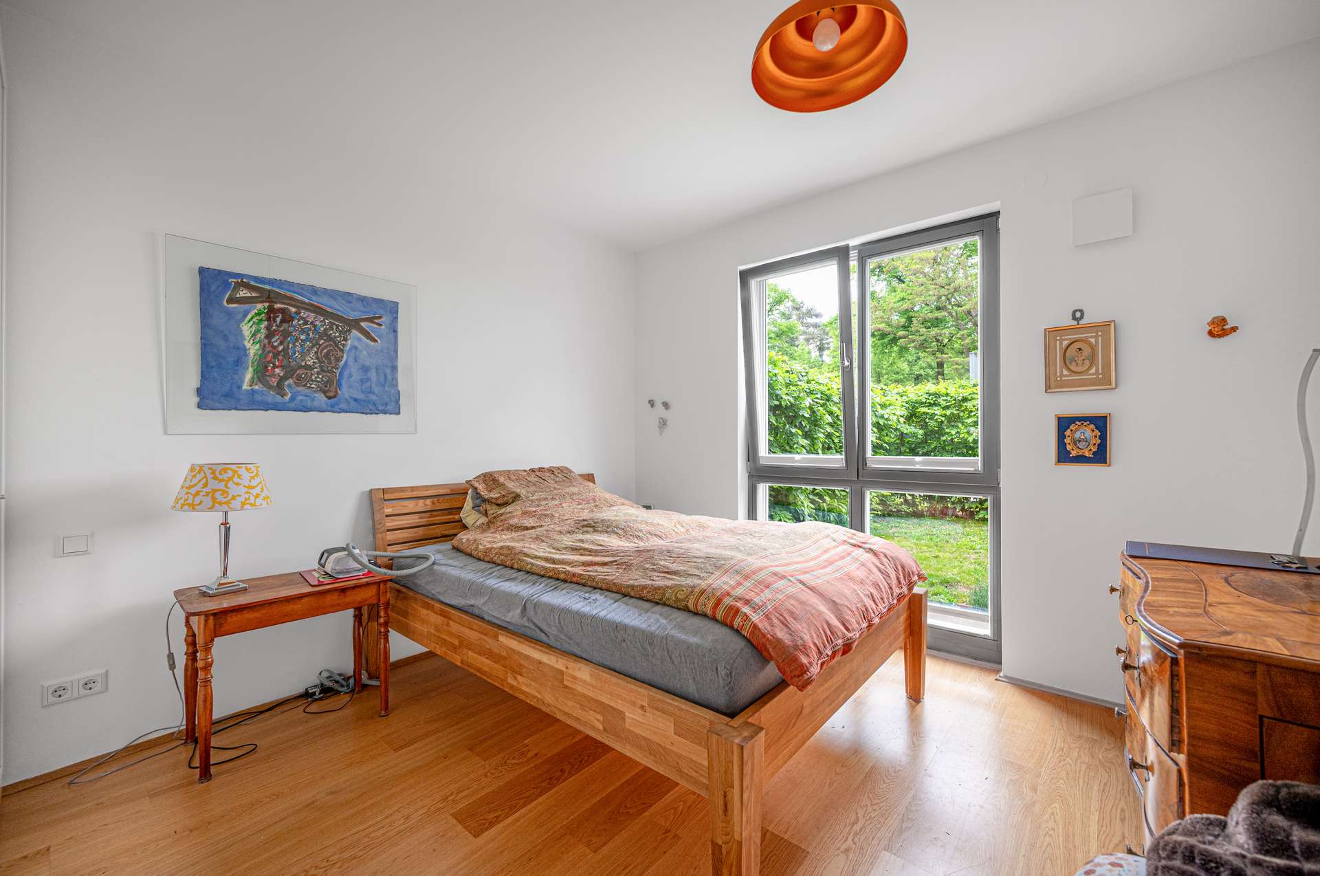 Schlafzimmer mit Blick in den eigenen Garten