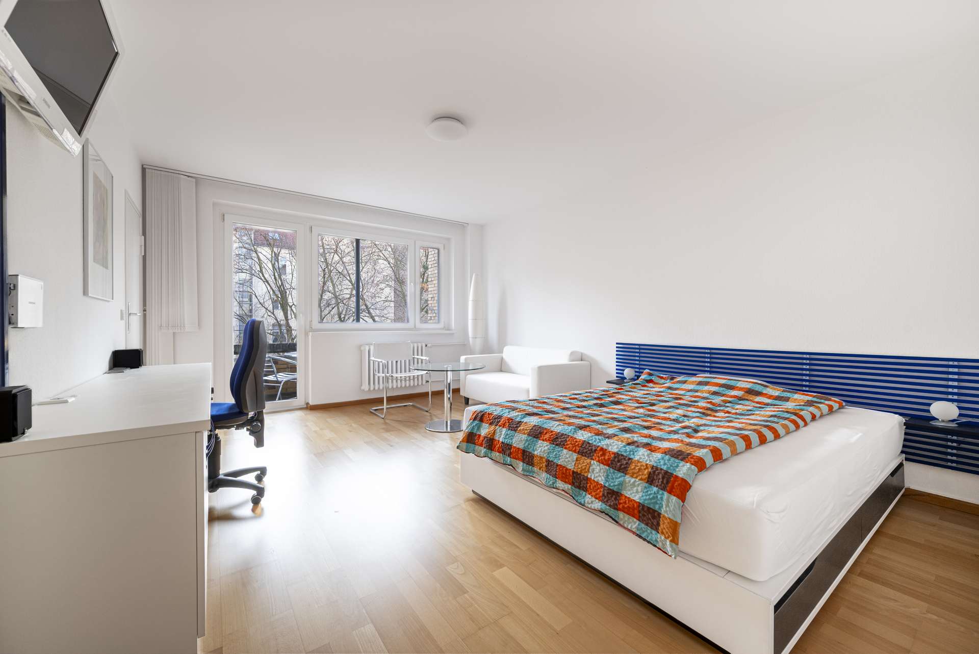 Grou00dfes Zimmer zum Wohnen, Arbeiten und Schlafen