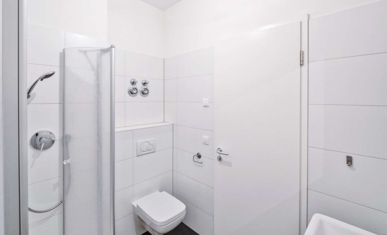 Gu00e4ste-Badezimmer mit grou00dfer Dusche