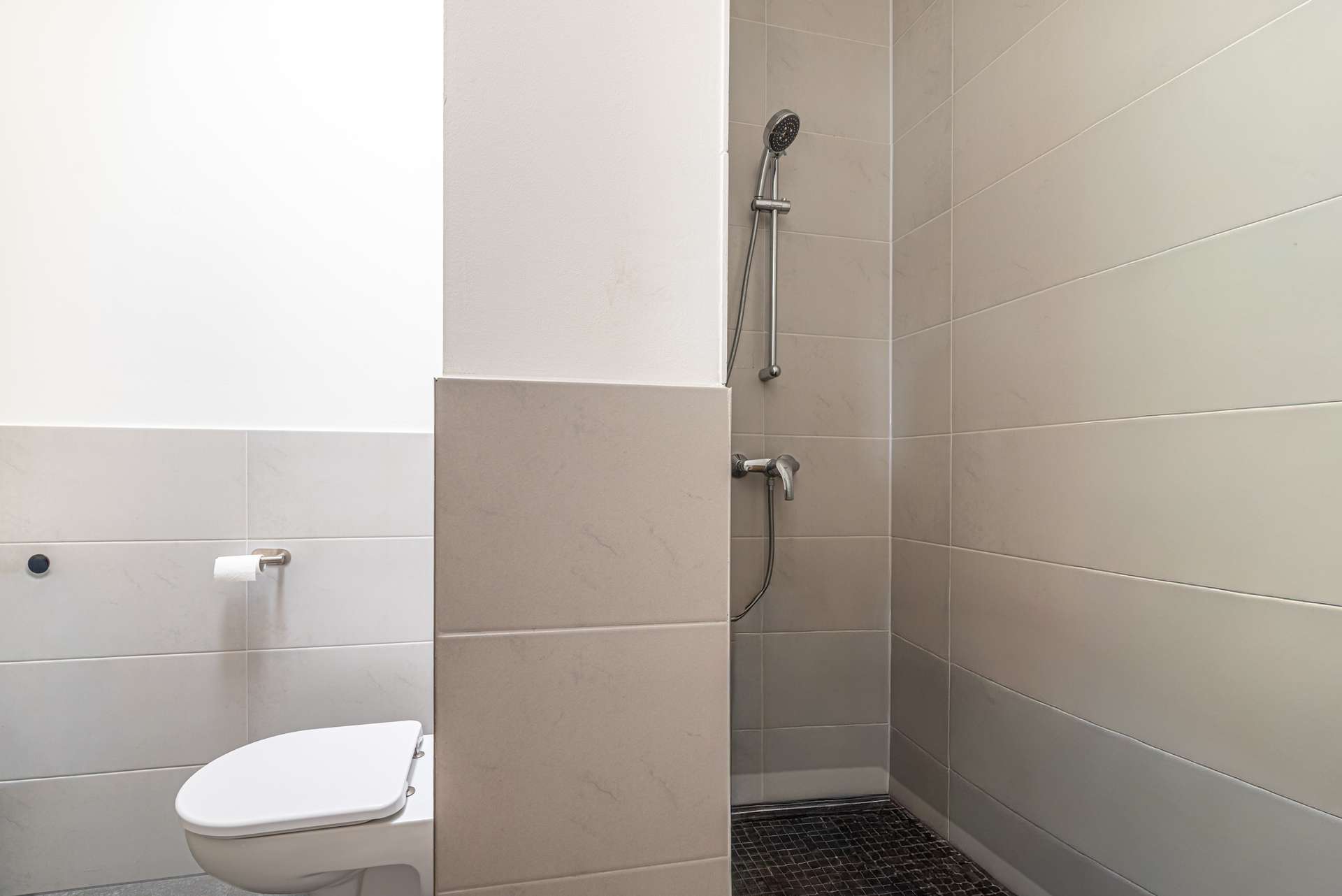 Gu00e4ste-Bad mit begehbarer Dusche