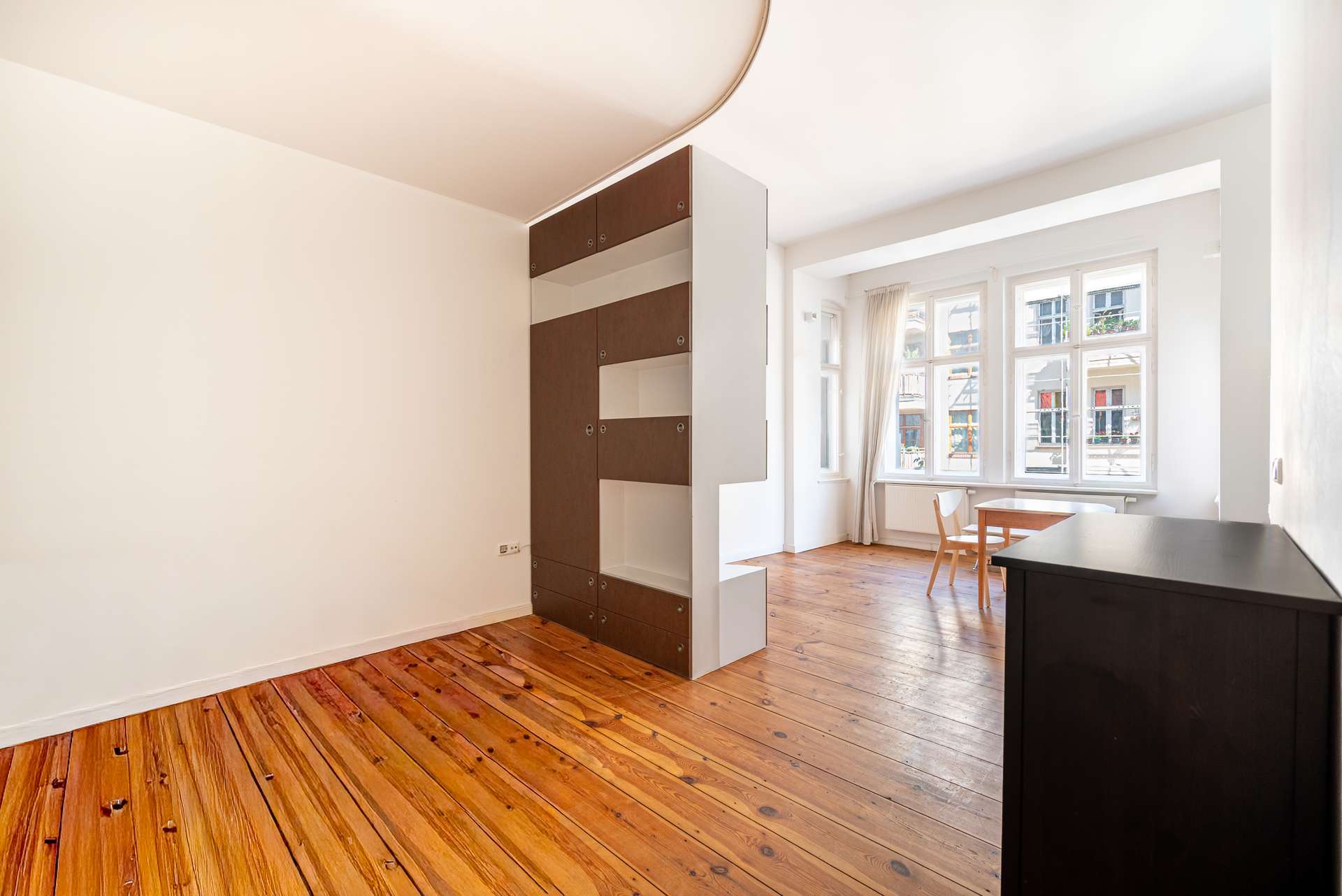 Grou00dfes Wohnzimmer mit Erker