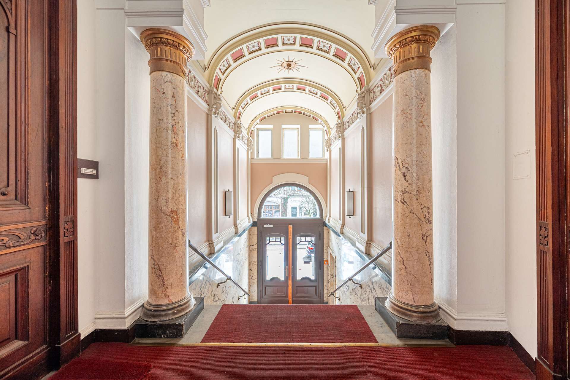 Repru00e4sentatives Altbau-Treppenhaus mit historischem Charme