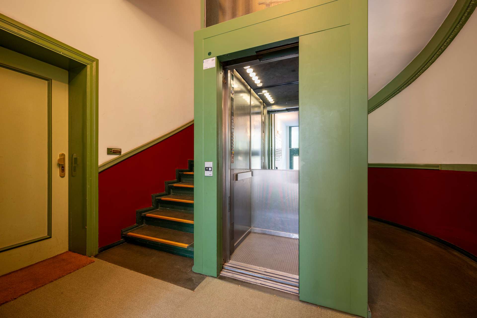 Schneller Aufzug im gepflegten Treppenhaus