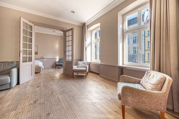 Sanierte 4 Zi Altbau Whg mit sonnigem Erker, 2 Bu00e4dern & Fernsehturmblick