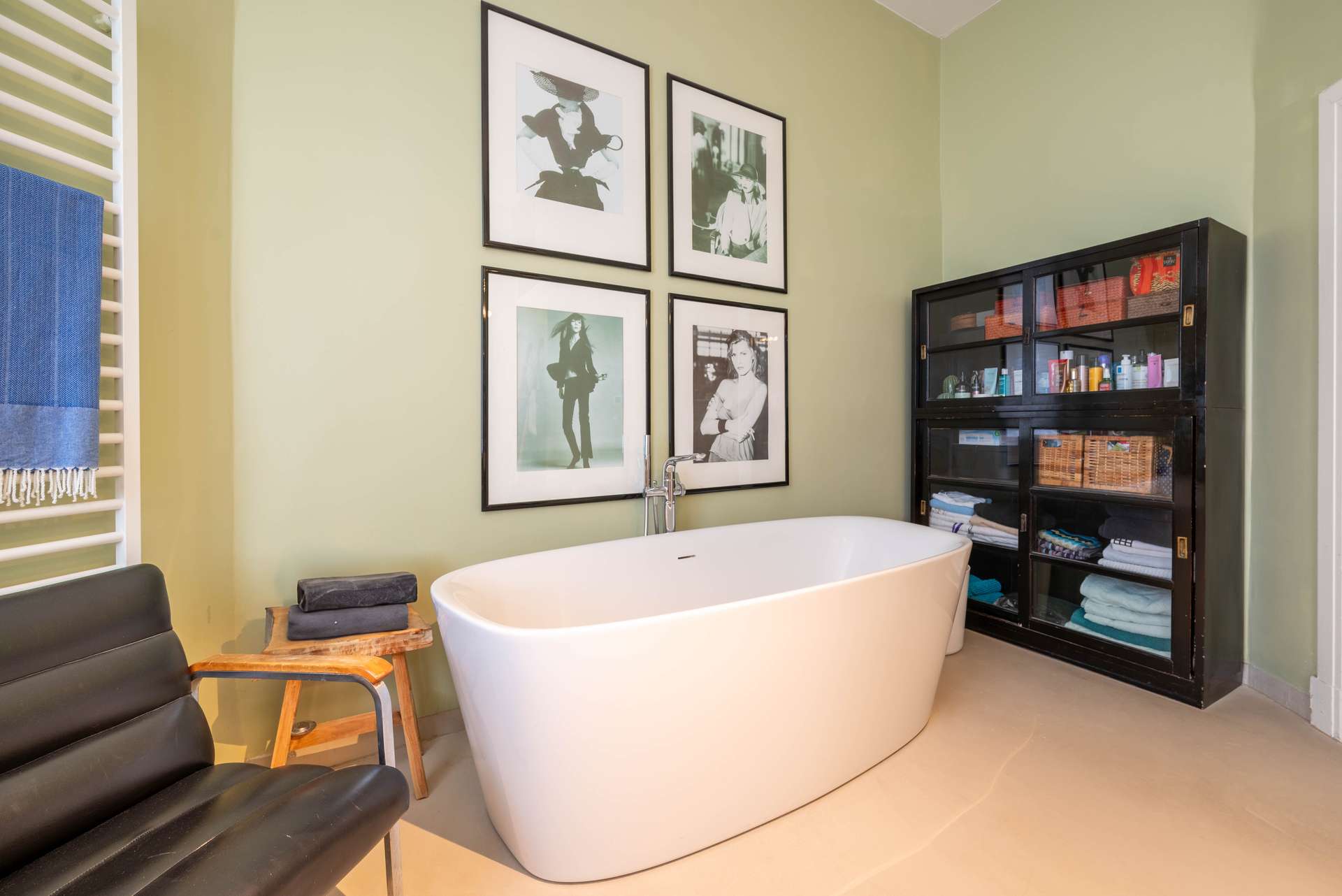 Badezimmer mit freistehender Badewanne