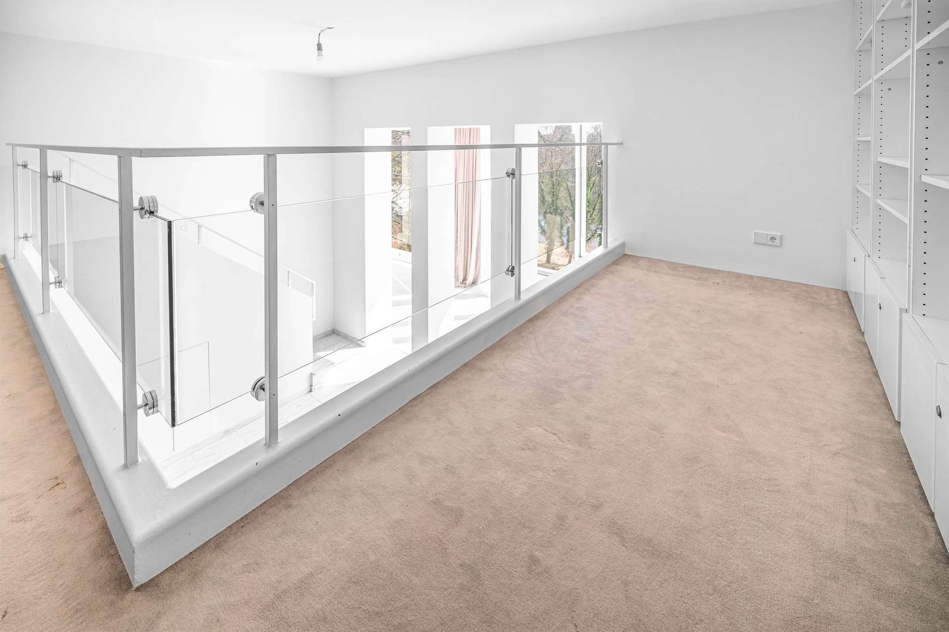 Galerie mit Blick ins Wohnzimmer