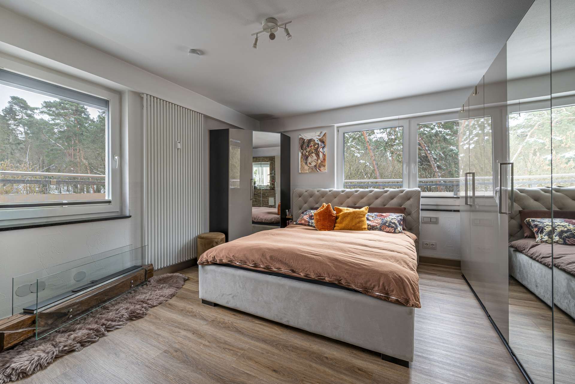 Schlafzimmer mit Blick ins Gru00fcne und praktischen Lichtschaltern direkt am Bett