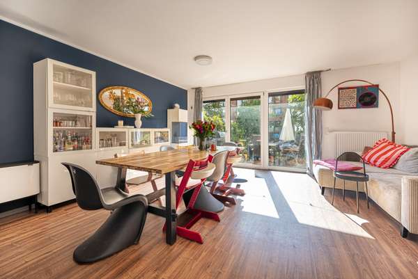 Charmantes Wohn- und Esszimmer mit grou00dfer Fensterfront und sonniger Terrasse