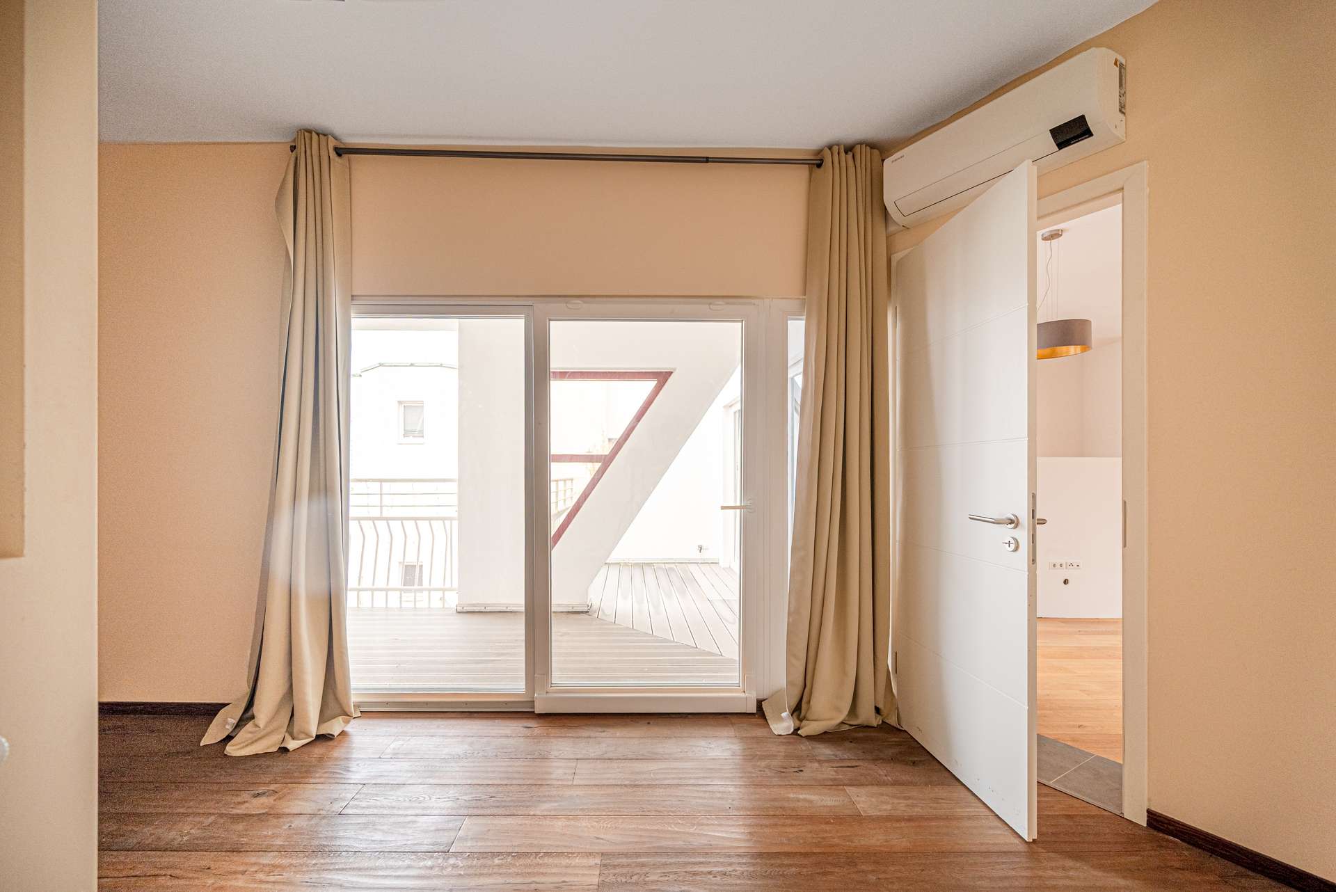 Schlafzimmer mit Blick auf die Loggia