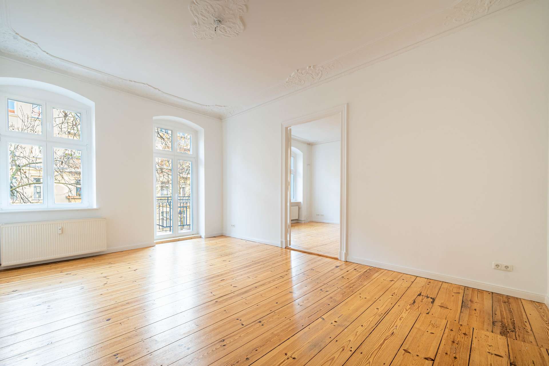 Wohnzimmer mit Flu00fcgeltu00fcren