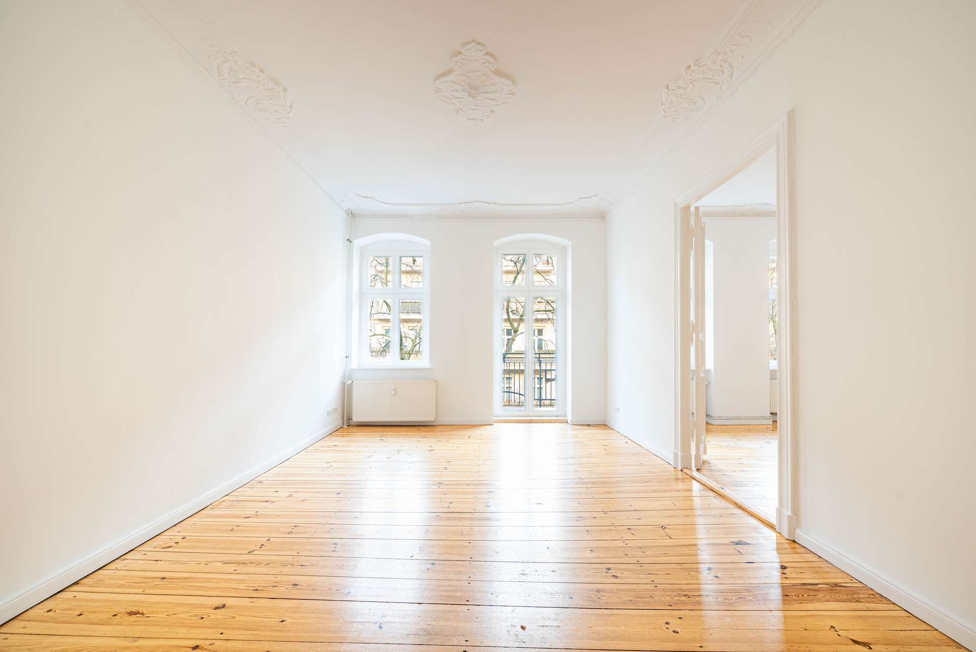 Wohnzimmer mit Austritt zum Balkon