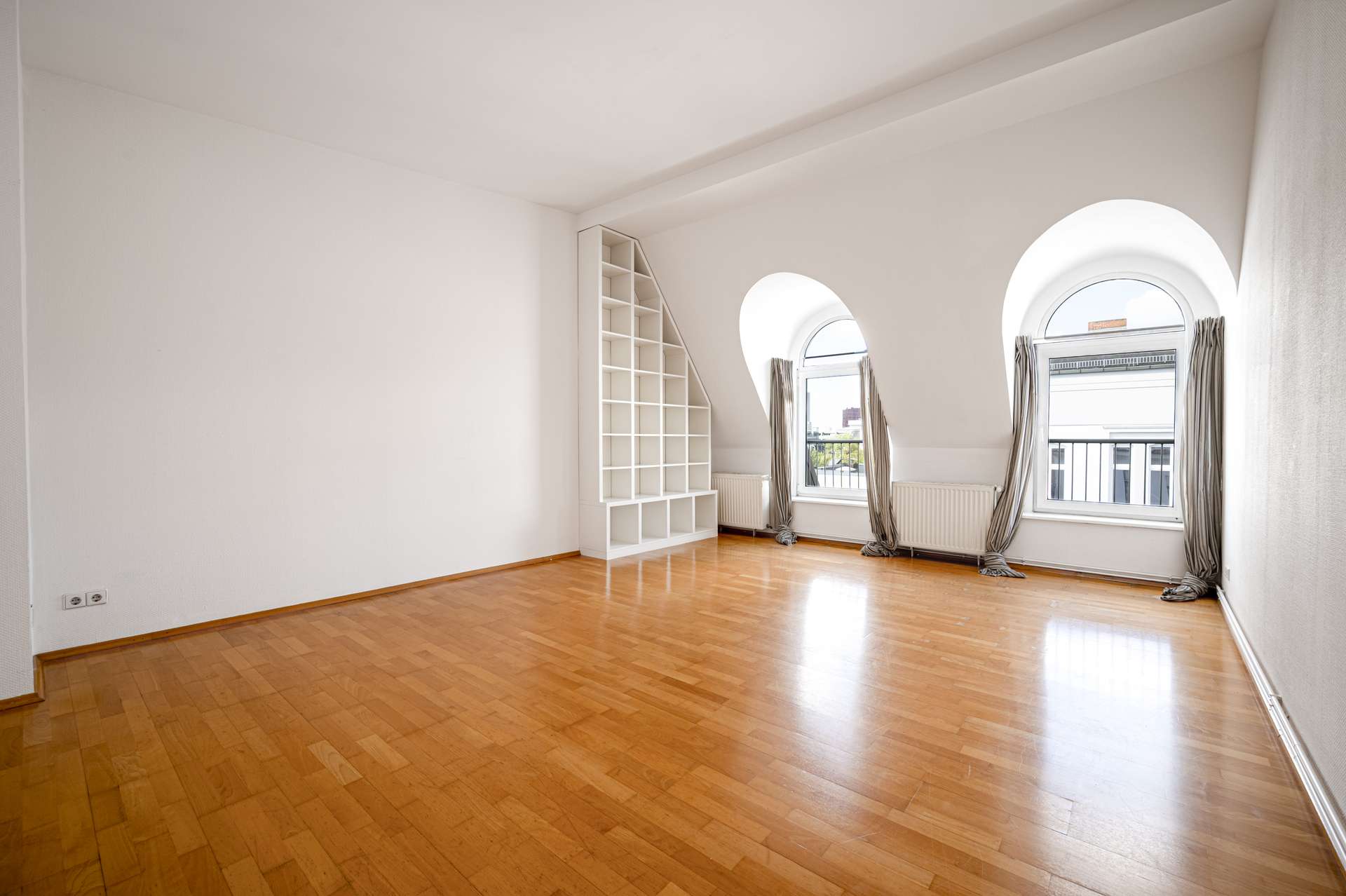 Grou00dfes Wohnzimmer mit idealer West-Ausrichtung