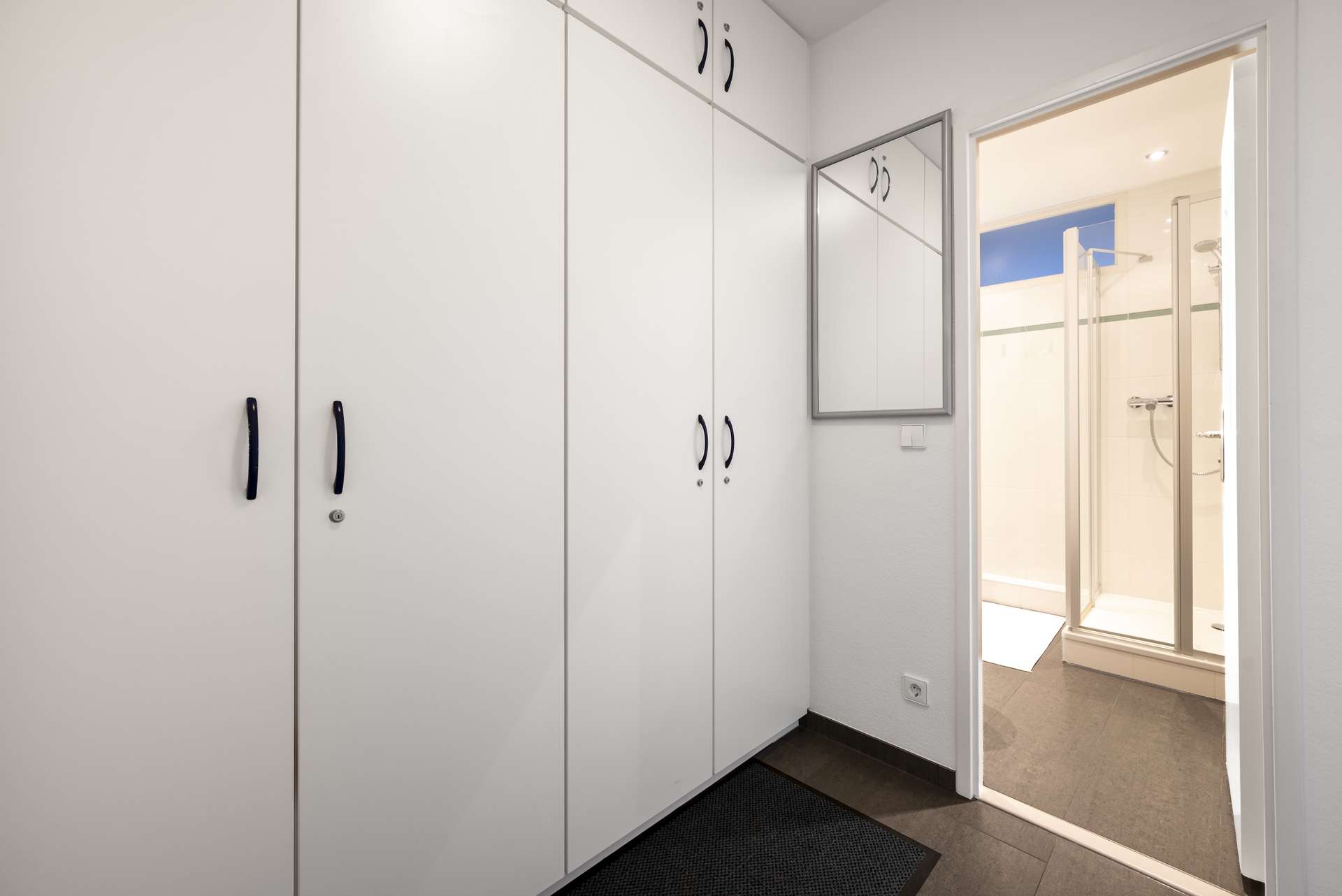 Grou00dfe Stauraumflu00e4che im Flur