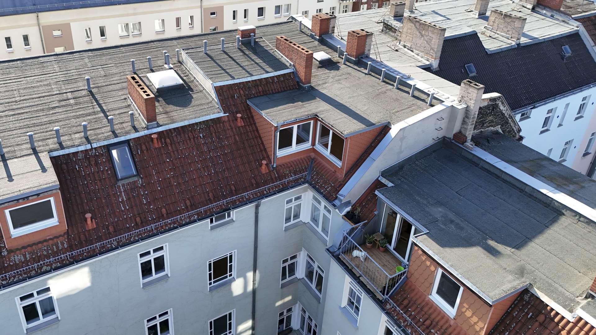 Blick auf die Eckfenster der Wohnung zum Innenhof