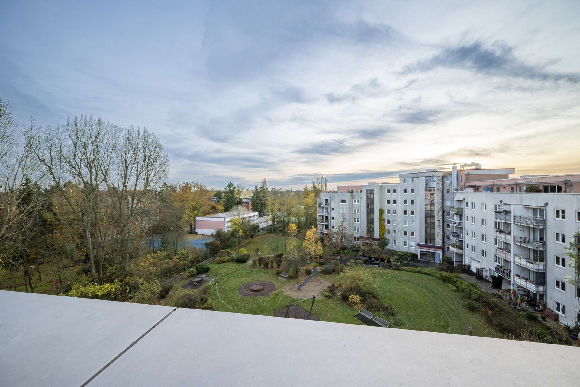 Weitblick in den gru00fcnen Innenhof