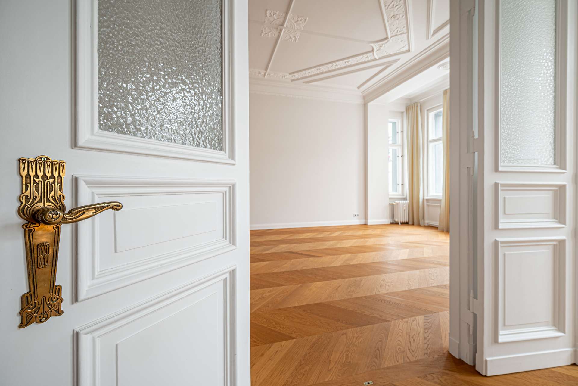 Altbauklassische Flu00fcgeltu00fcr verbindet elegant den Wohnbereich