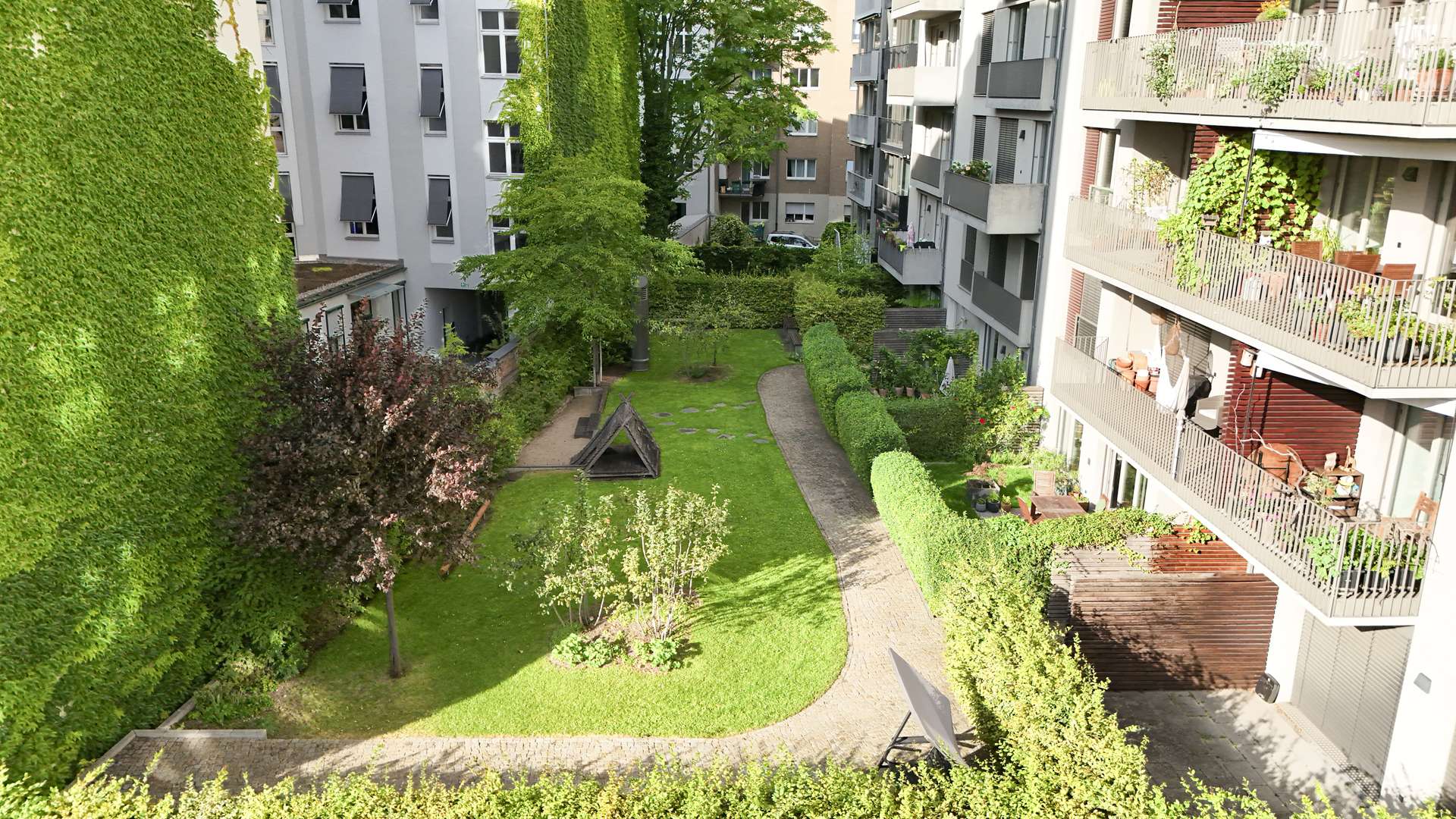 Gepflegter und familienfreundlicher Innenhof