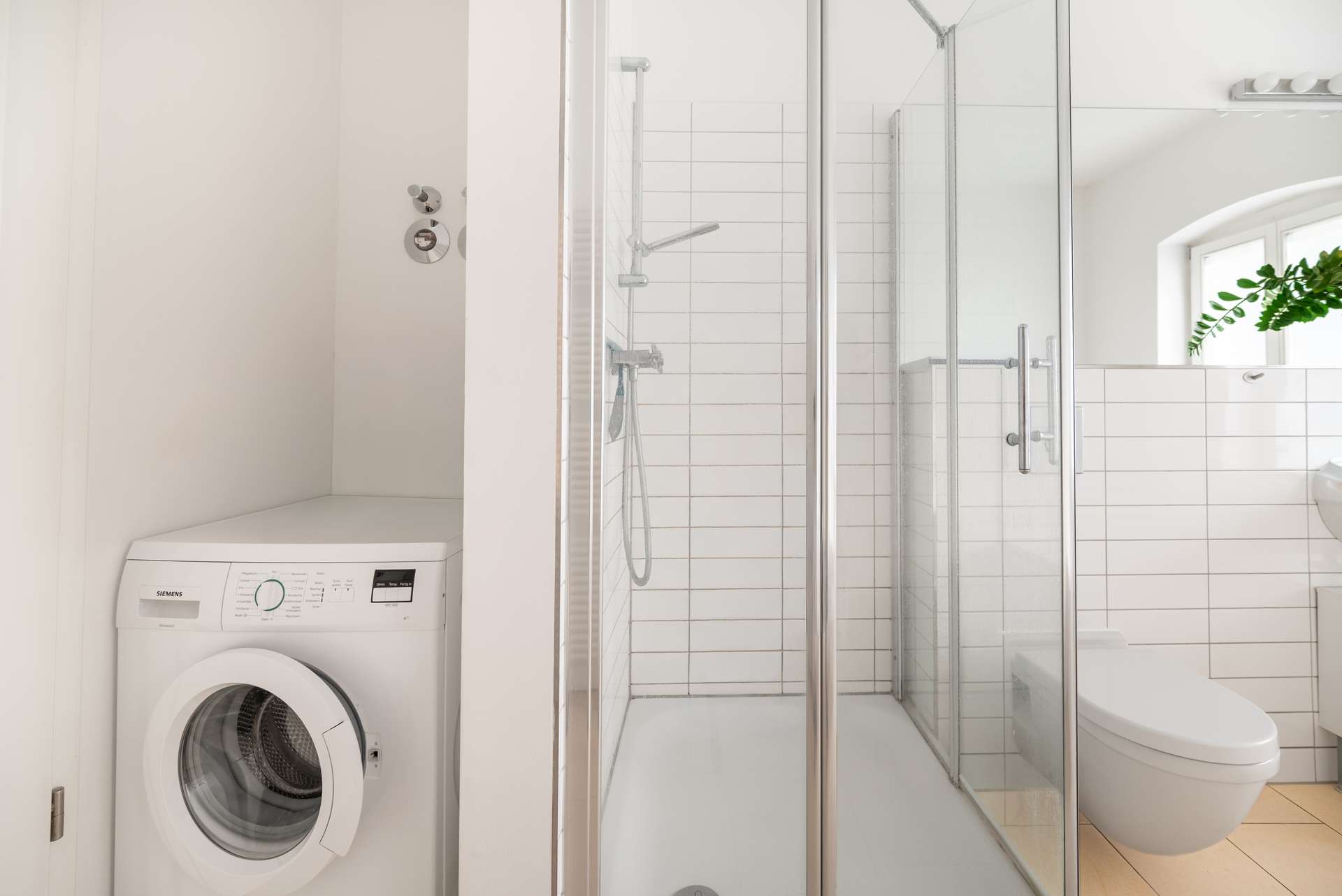 Dusche und separierter Waschmaschinenbereich