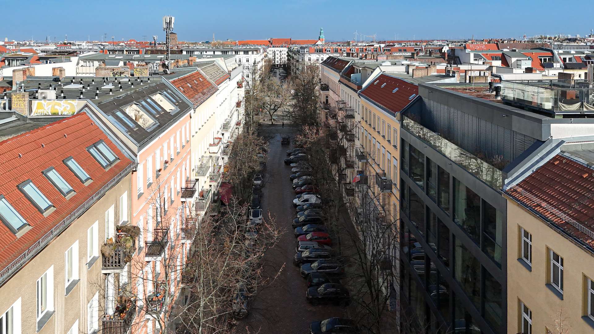 Entlang der Schliemannstrau00dfe erreicht man um die Ecke den Helmholtzplatz