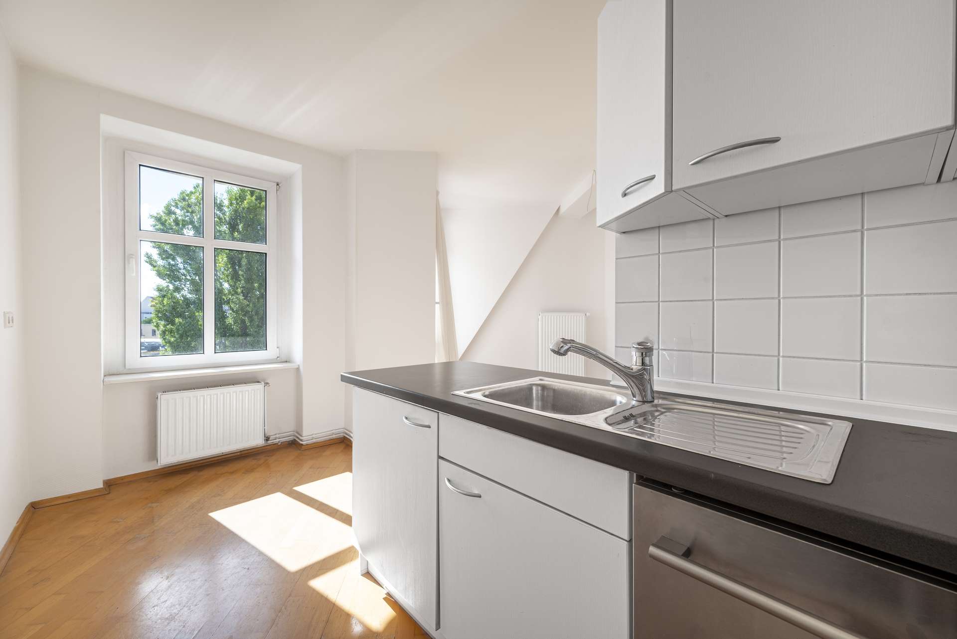 Viel Lichteinstrahlung auch bei der Ku00fcchenzeile