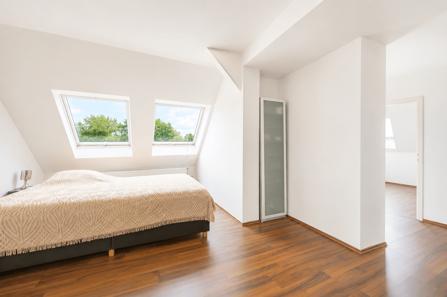 Grou00dfes Schlafzimmer mit Balkon und En-Suite-Bad