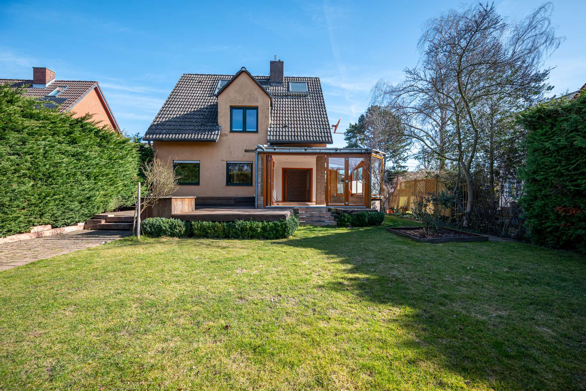 Haus und Garten mit Terrasse