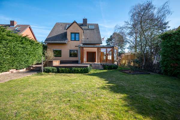 Haus und Garten mit Terrasse