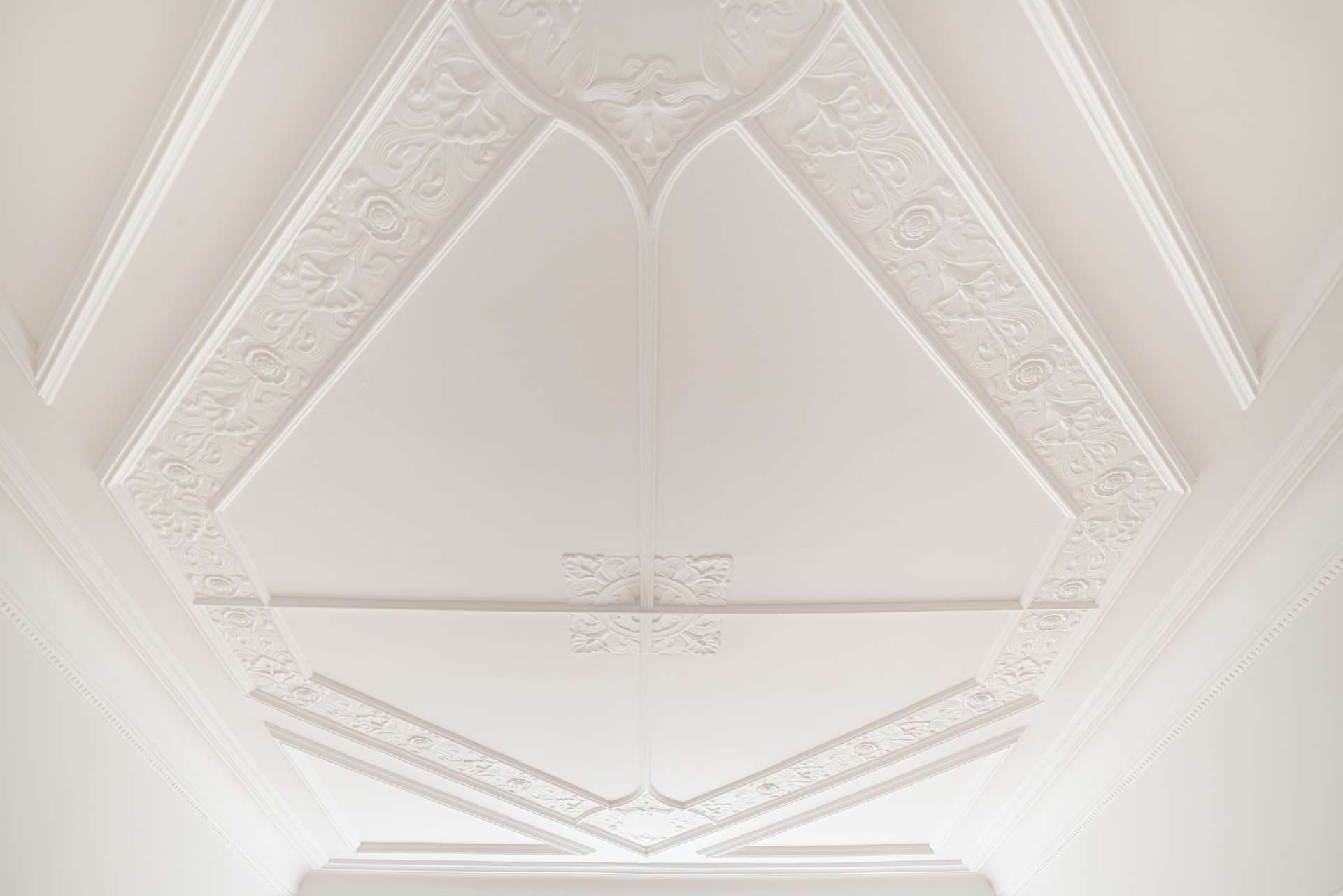 Intensive Stuckverzierungen fu00fcr den besondere Altbaucharmu00e9