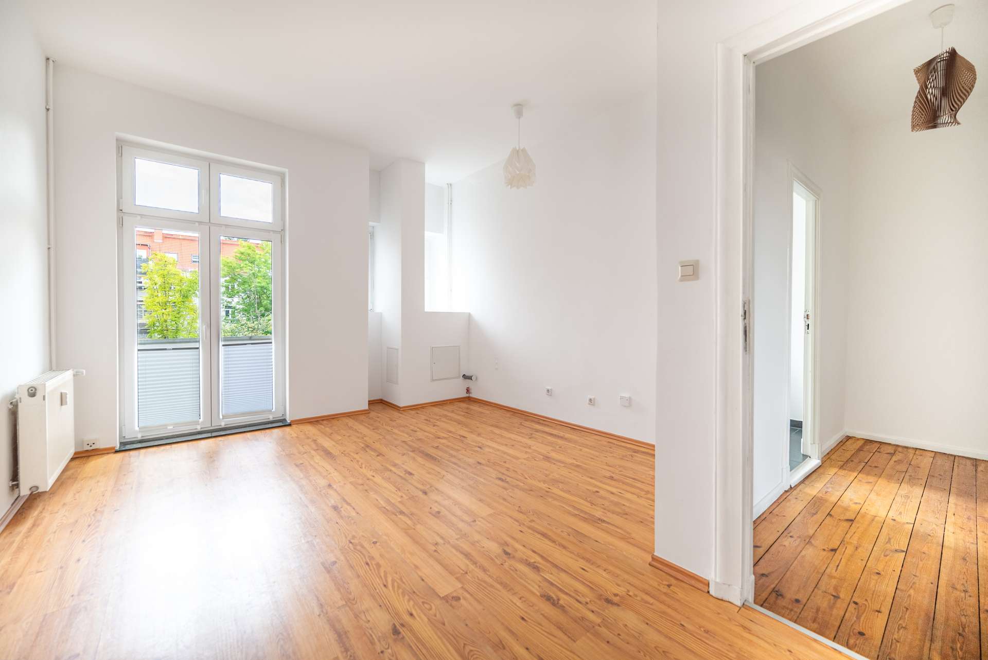 Grou00dfe Ku00fcche mit Esstisch-Mu00f6glichkeit