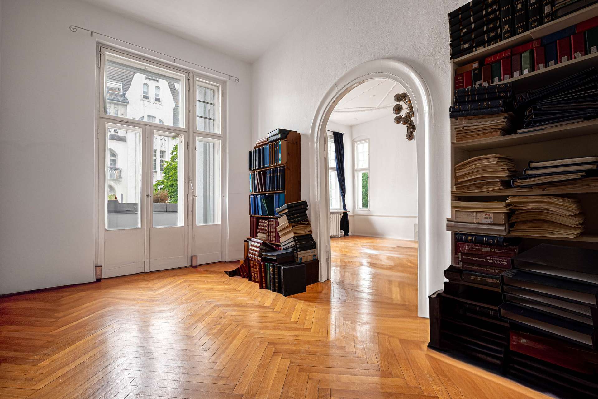 Gut geschnittenes Schlafzimmer mit Balkonzugang