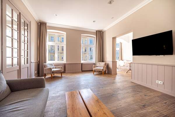 Sanierte 4 Zi Altbau Whg mit sonnigem Erker, 2 Bu00e4dern & Fernsehturmblick