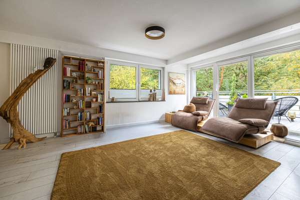 Heller Wohnbereich mit gemu00fctlicher Relaxzone und Zugang zur Terrasse