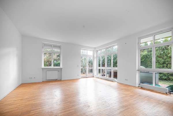 lichtdurchflutetes Wohnzimmer