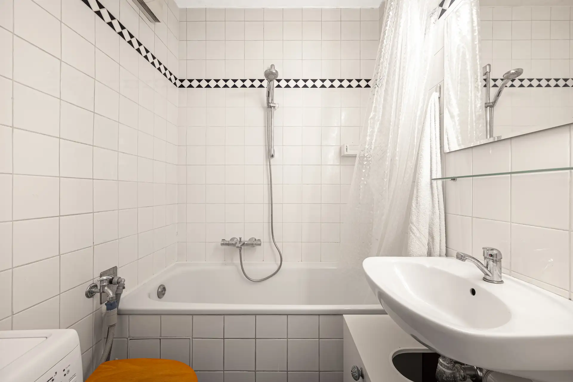 Gepflegtes Badezimmer mit Duschwanne & Waschmaschinenanschluss