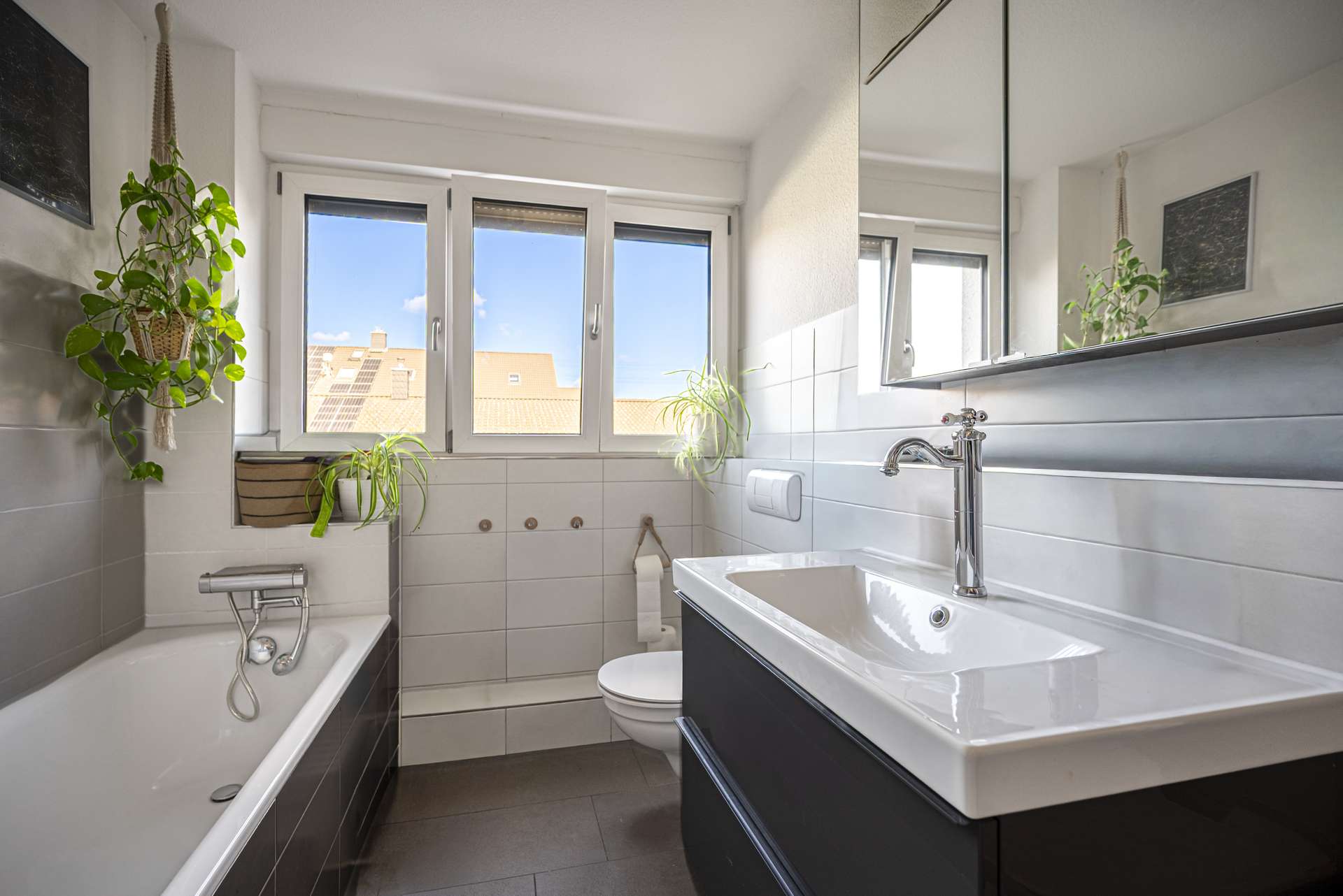 Grou00dfes Badezimmer im 1.OG mit Dusche & Wanne