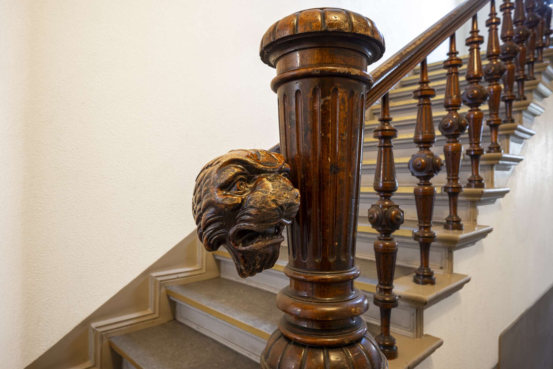 Stillvolle Altbauelemente im Treppenhaus 