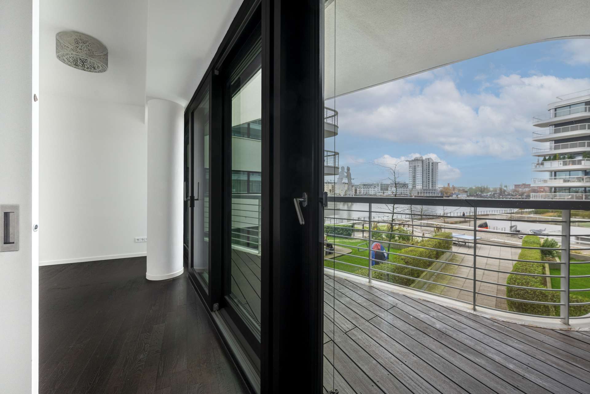 Schlafzimmer Blick mit Wasserpanorama u2013 stilvoller u00dcbergang zum Balkon