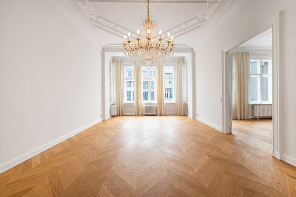 Imposantes Wohnzimmer mit sonnigem Erker