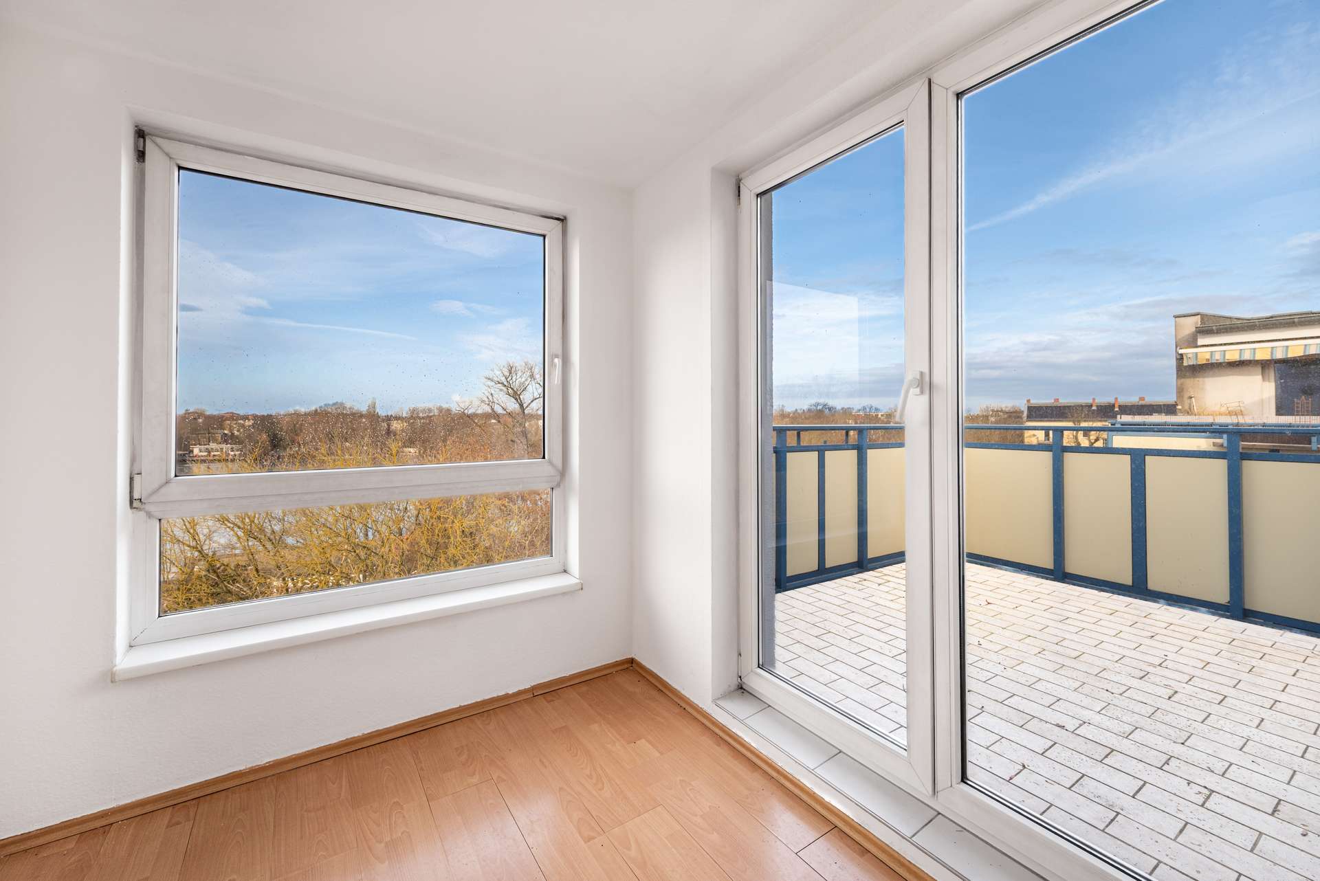 Wohnzimmer mit Zugang zur Dachterrasse