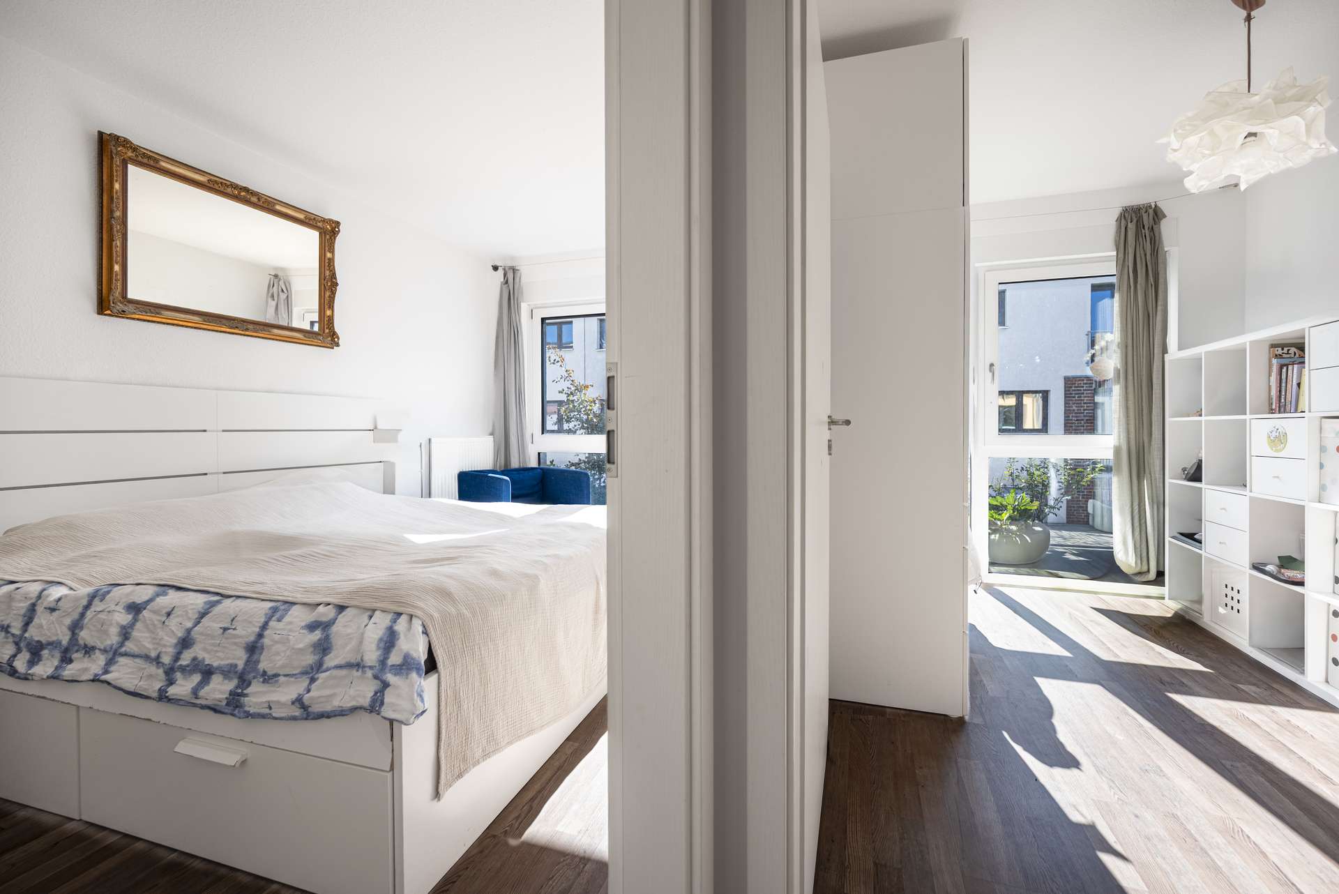 Flexible Raumgestaltung: Beide Schlafzimmer lassen sich bei Bedarf zu einem grou00dfen Raum verbinden