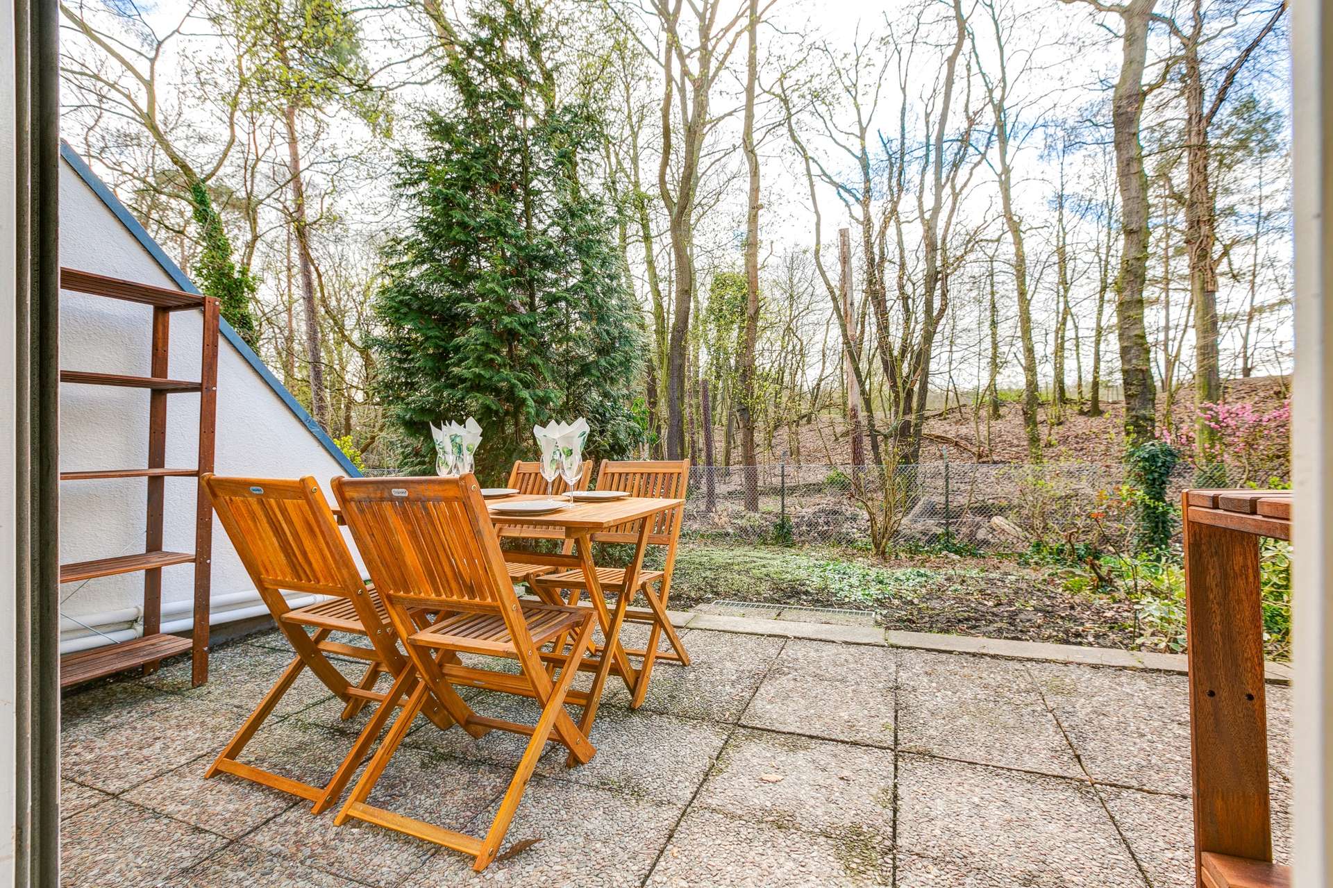 Sonnen-Terrasse mit Blick ins Gru00fcne