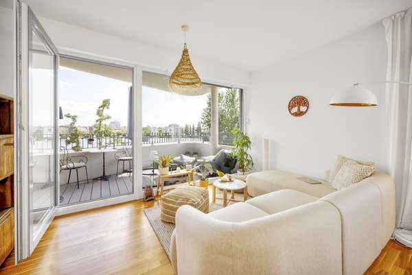 helles Wohnzimmer mit Balkon