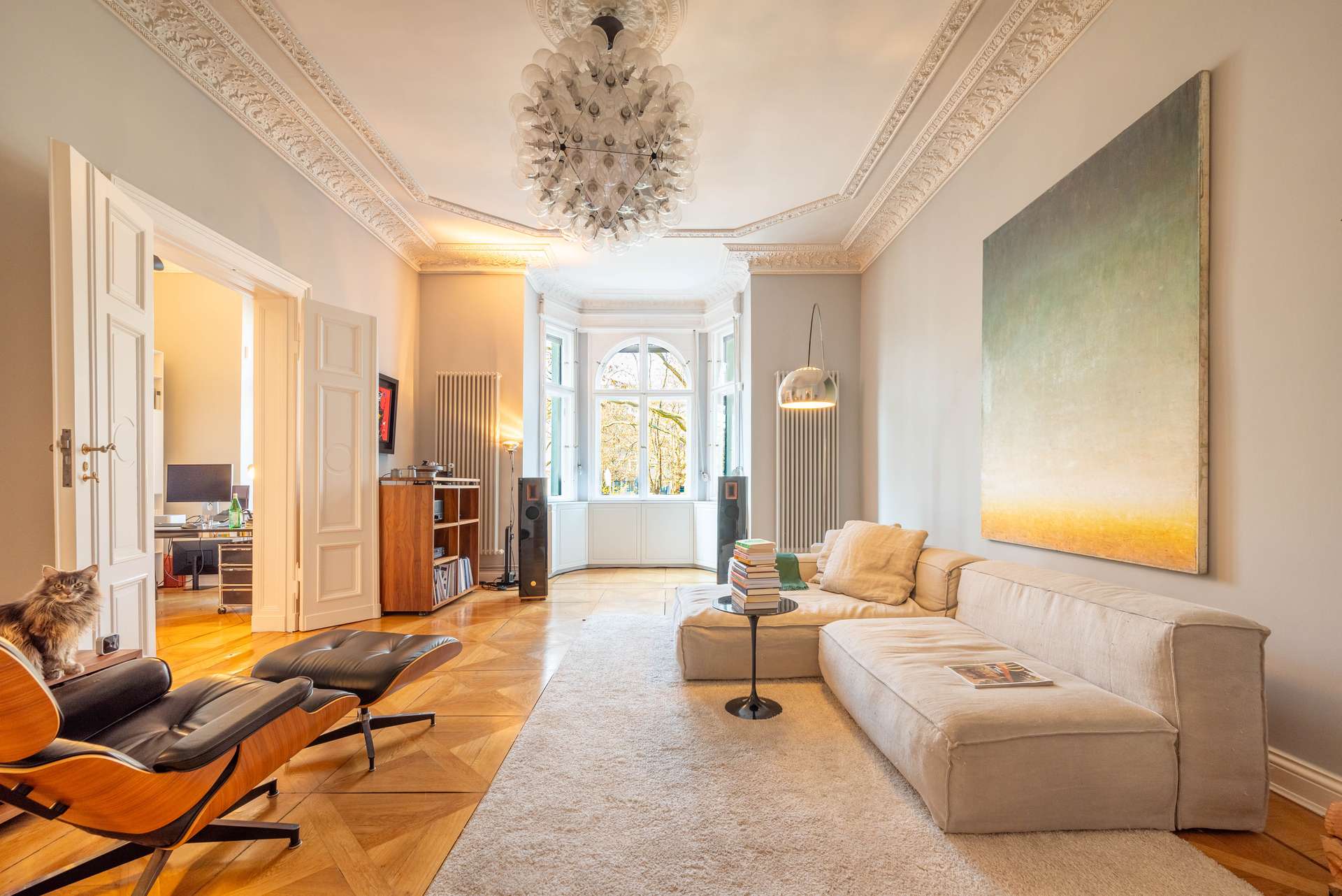 Wohnzimmer mit prunkvollen Stuck