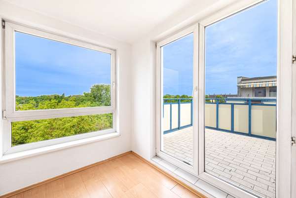 Wohnzimmer mit Zugang zur Dachterrasse