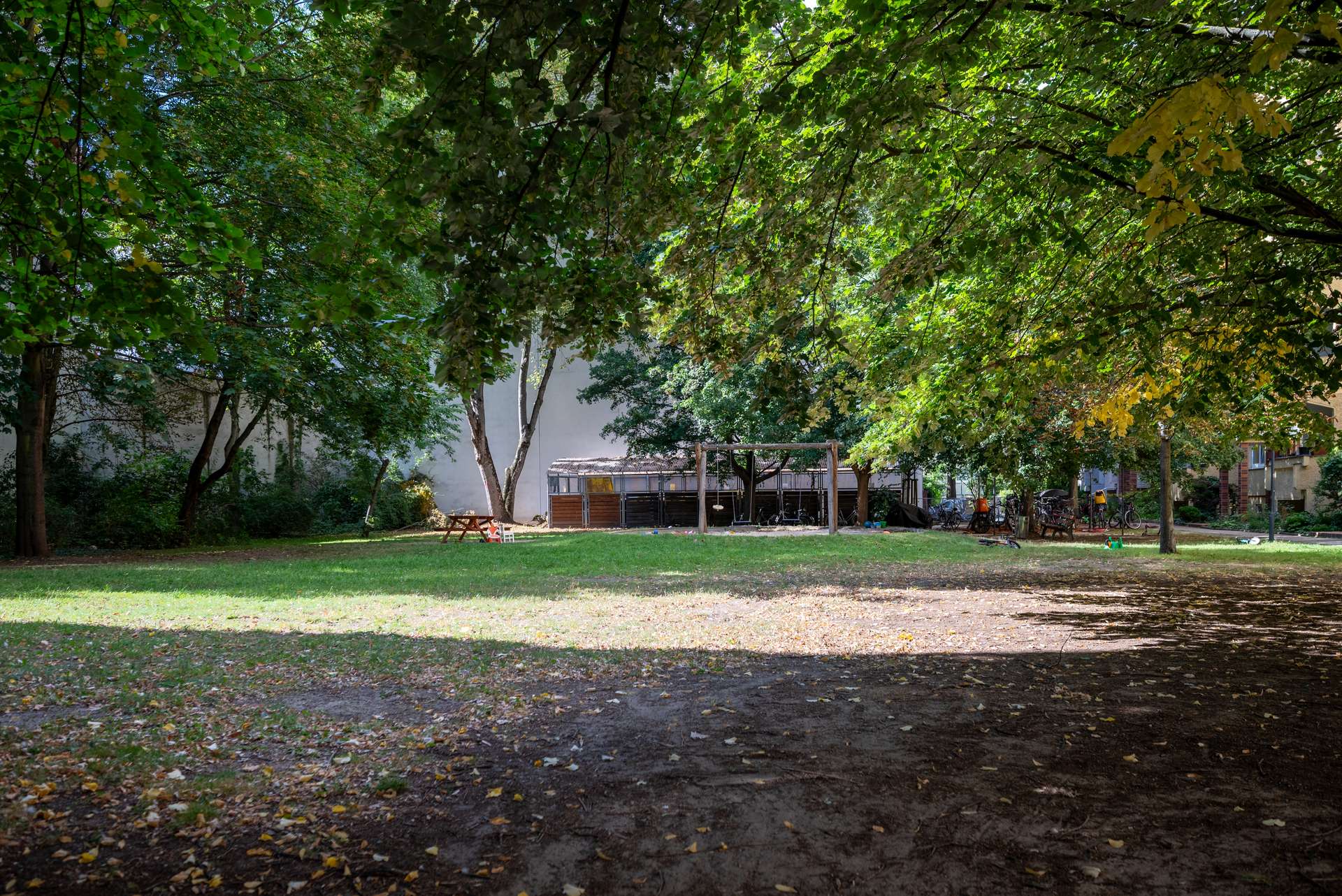 Privater Innenhof mit Spielplatz